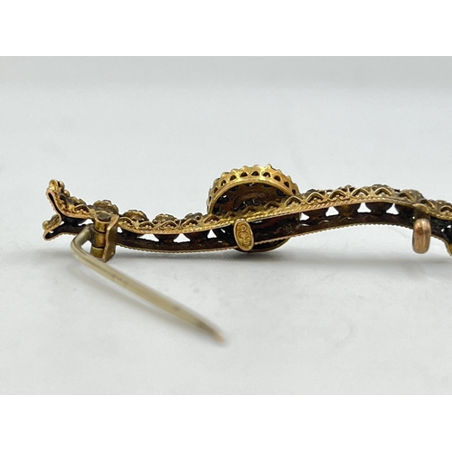 2065 - A 9ct gold CZ pin brooch - approx. gross weight 2.3g