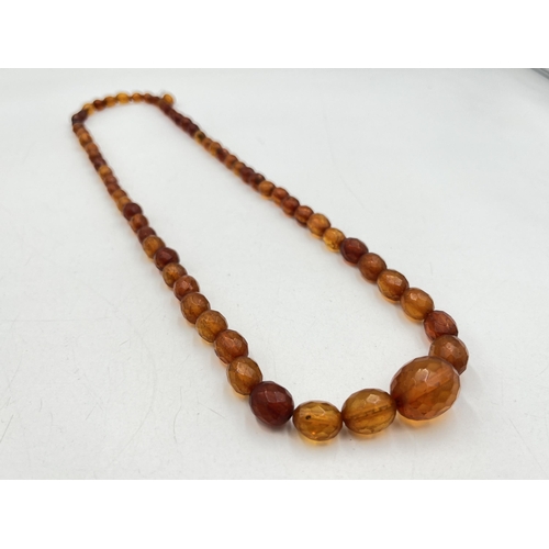 2070 - An antique faceted amber beaded necklace - approx. gross weight 28g and 33cm long