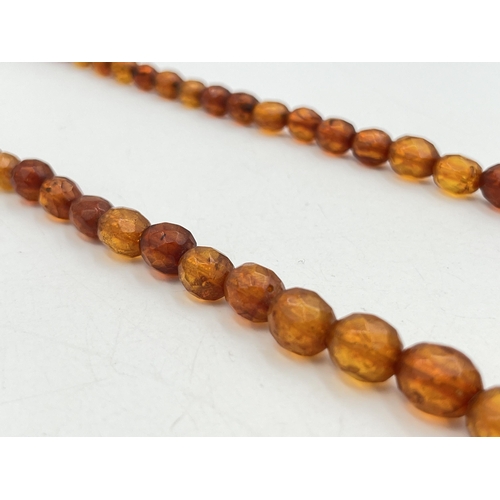 2070 - An antique faceted amber beaded necklace - approx. gross weight 28g and 33cm long