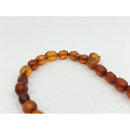 2070 - An antique faceted amber beaded necklace - approx. gross weight 28g and 33cm long