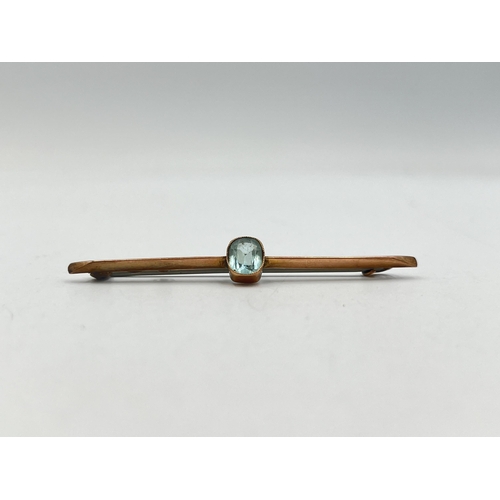 2074 - A 9ct gold aquamarine bar brooch - approx. gross weight 1.7g