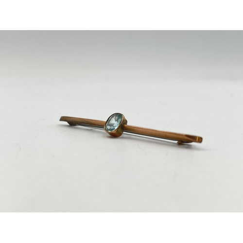 2074 - A 9ct gold aquamarine bar brooch - approx. gross weight 1.7g