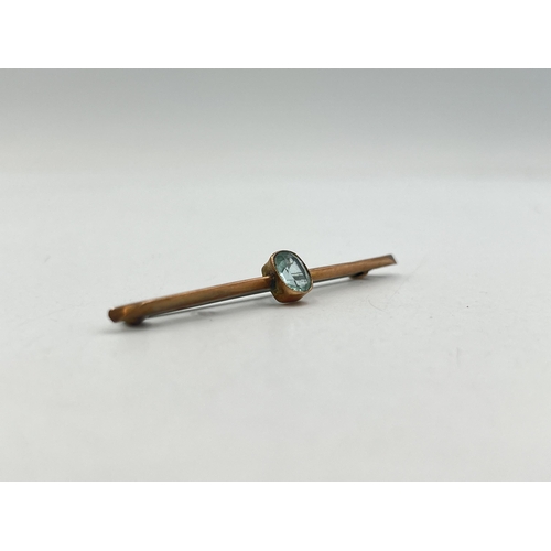 2074 - A 9ct gold aquamarine bar brooch - approx. gross weight 1.7g