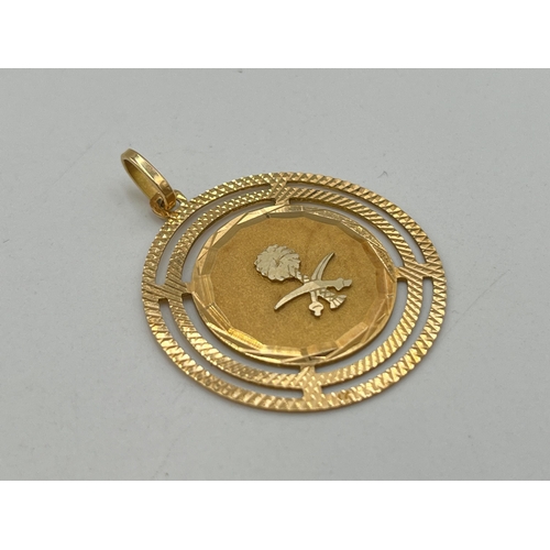 2085 - An 18ct gold pendant with Saudi Arabian coat of arms - approx. gross weight 6.9g