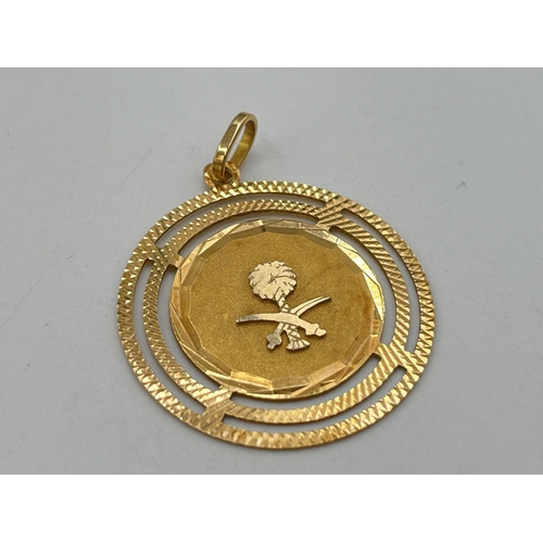 2085 - An 18ct gold pendant with Saudi Arabian coat of arms - approx. gross weight 6.9g