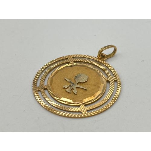 2085 - An 18ct gold pendant with Saudi Arabian coat of arms - approx. gross weight 6.9g