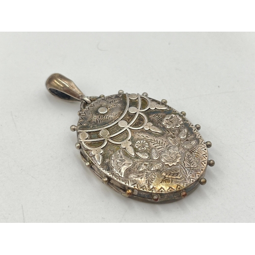 2090 - A Victorian hallmarked Birmingham silver foliate etched locket, dated 1882 - approx. gross weight 15... 