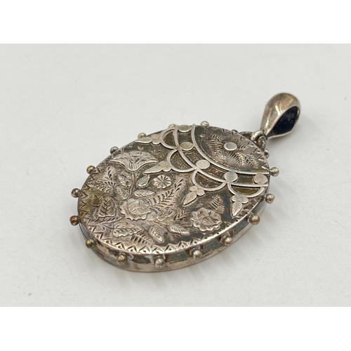 2090 - A Victorian hallmarked Birmingham silver foliate etched locket, dated 1882 - approx. gross weight 15... 