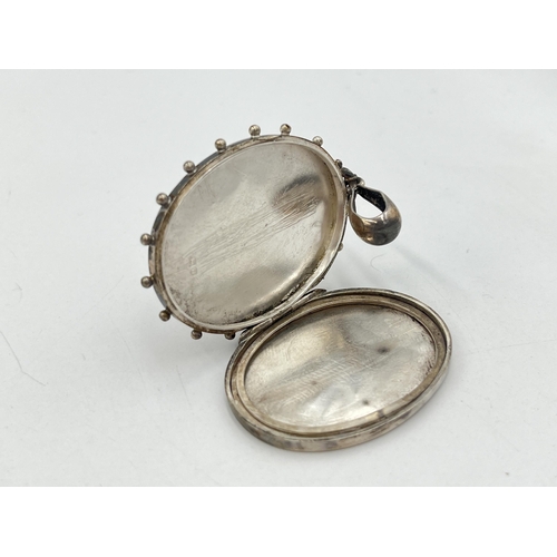 2090 - A Victorian hallmarked Birmingham silver foliate etched locket, dated 1882 - approx. gross weight 15... 