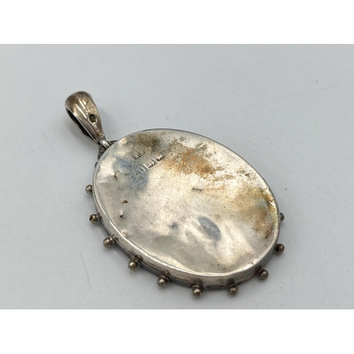 2090 - A Victorian hallmarked Birmingham silver foliate etched locket, dated 1882 - approx. gross weight 15... 