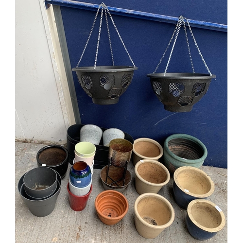 98 - A collection of garden planters and hanging baskets to include glazed ceramic, galvanised etc.