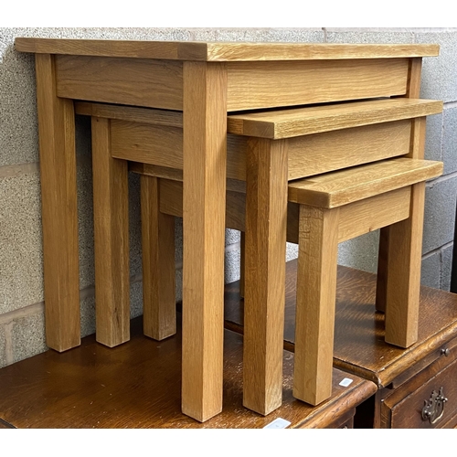 39 - A modern solid oak nest of three tables - approx. 50cm high x 60cm wide x 40cm deep