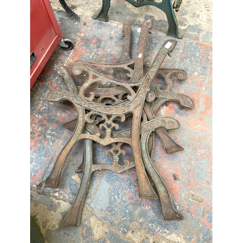 1086 - Two pairs of cast metal bench ends