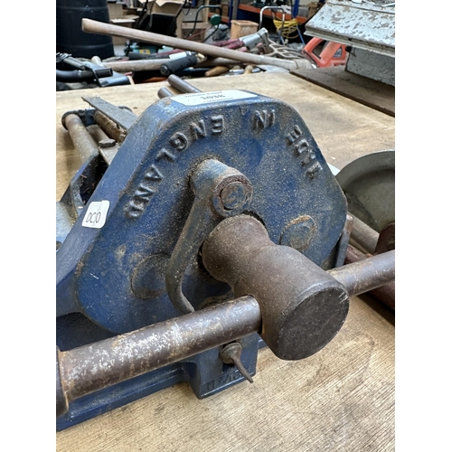 1038 - Two items, one Hilmore type GL Minor pipe bender and one Record 52.½ D bench vice