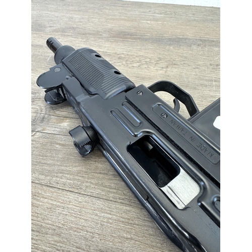 529 - A 4.5mm co2 powered BB Uzi