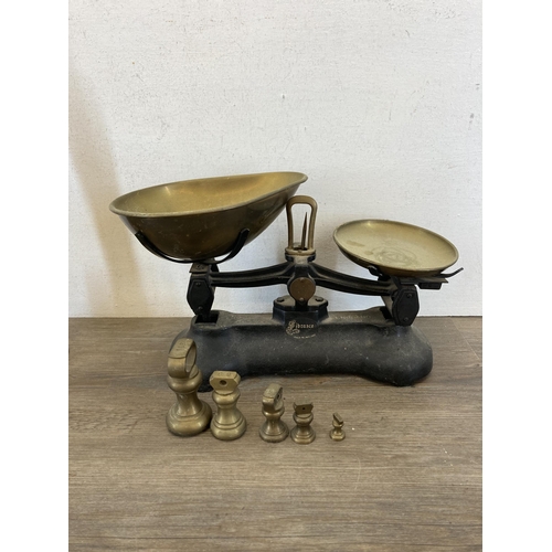 423 - A collection of antique and later metalware to include a set of Libra Scale Co. cast iron and brass ... 