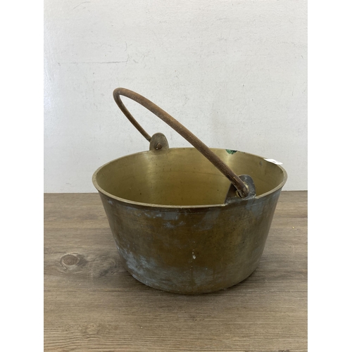 432 - A 19th century brass preserve pan - approx. 17cm high x 34cm diameter