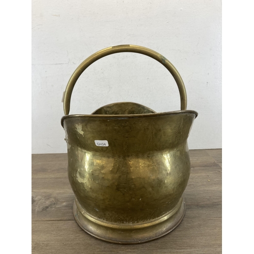 435 - A 19th century brass coal scuttle - approx. 27cm high