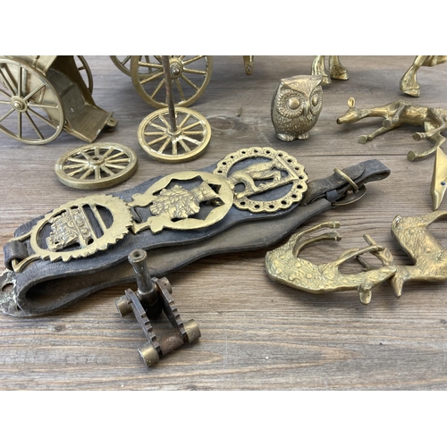 436 - A collection of vintage brassware to include large horse and cart, dog ornaments, horse brasses, can... 