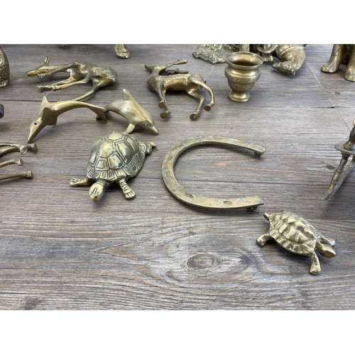 436 - A collection of vintage brassware to include large horse and cart, dog ornaments, horse brasses, can... 