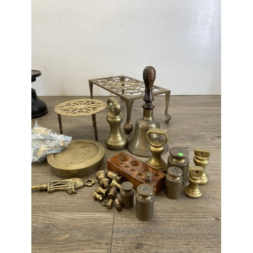 438 - A collection of antique and later metalware to include four 19th century brass trivet stands, set of... 