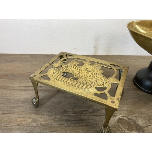 438 - A collection of antique and later metalware to include four 19th century brass trivet stands, set of... 