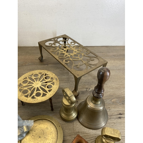 438 - A collection of antique and later metalware to include four 19th century brass trivet stands, set of... 