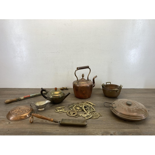 444 - A collection of 19th century and later copper and brass to include copper kettle stamped JJ to base,... 