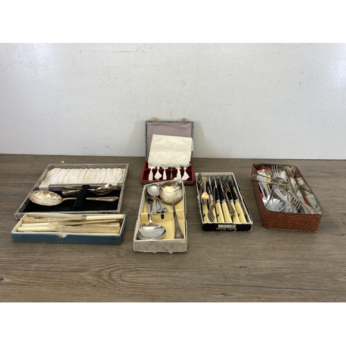 445 - A collection of vintage boxed and loose cutlery