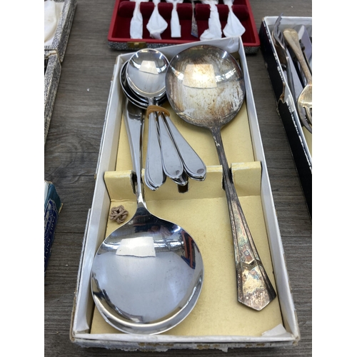 445 - A collection of vintage boxed and loose cutlery