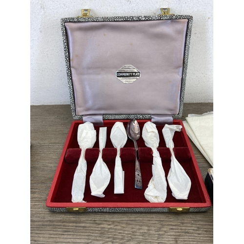 445 - A collection of vintage boxed and loose cutlery