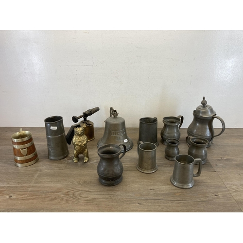 446 - A collection of antique and later metalware to include 19th century pewter tankards, vintage cast br... 