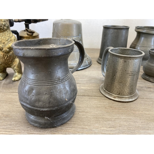 446 - A collection of antique and later metalware to include 19th century pewter tankards, vintage cast br... 