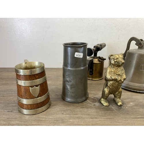 446 - A collection of antique and later metalware to include 19th century pewter tankards, vintage cast br... 