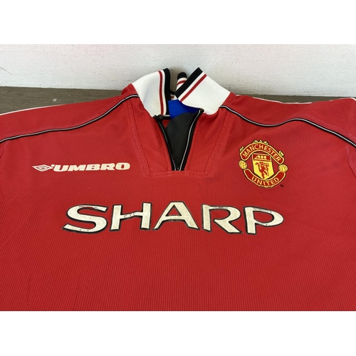 471 - Five Manchester United football tops to include 1998-99 season Umbro home and away shirts etc.