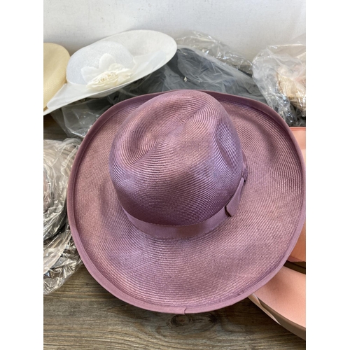 476 - A collection of vintage women's hats