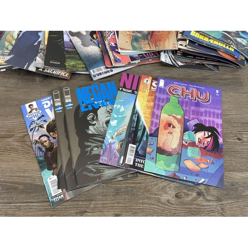 490 - A collection of comics to include Back to the Future, Blade Runner 2039, Buckhead, Ninja.K, Transfor... 