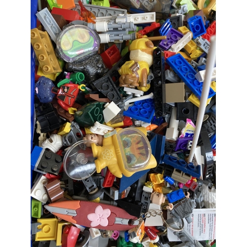 457 - A box containing a large collection of Lego