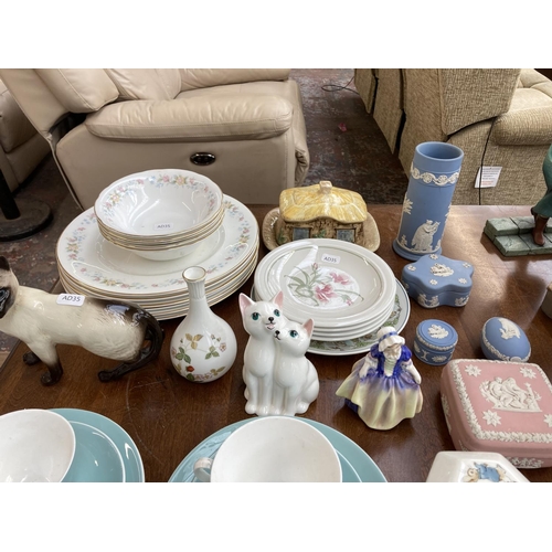 397 - A collection of ceramics to include Spode Christmas Tree Baby's First Christmas 1995 plate, Wedgwood... 