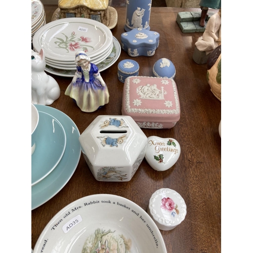 397 - A collection of ceramics to include Spode Christmas Tree Baby's First Christmas 1995 plate, Wedgwood... 