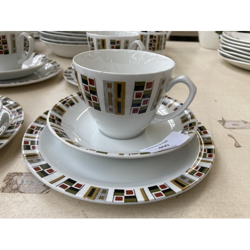 400 - A collection of Alfred Meakin Random dinnerware to include six cups, saucers and side plates, coffee... 