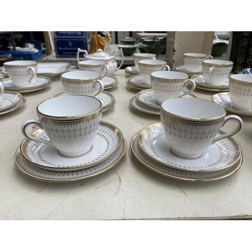 422 - A collection of Spode Queen's Gate Y8052 bone china to include fifteen teacups, thirteen saucers, el... 