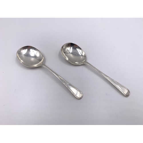 2136 - A pair of George V Allen & Darwin hallmarked Sheffield silver preserve spoons, dated 1913 - approx. ... 