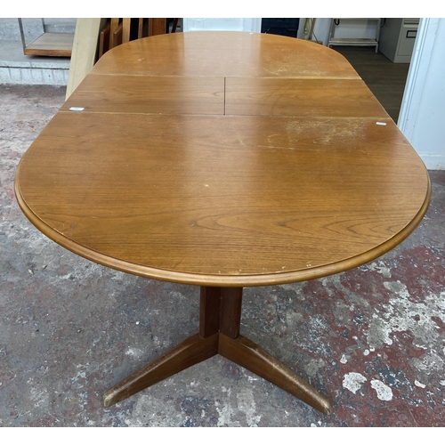 139 - A mid 20th century teak extending dining table