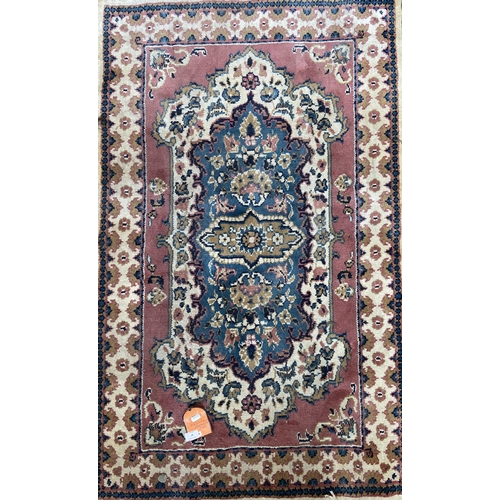 47 - A Shirvana Traditional Persian design rug - approx. 160cm x 92cm