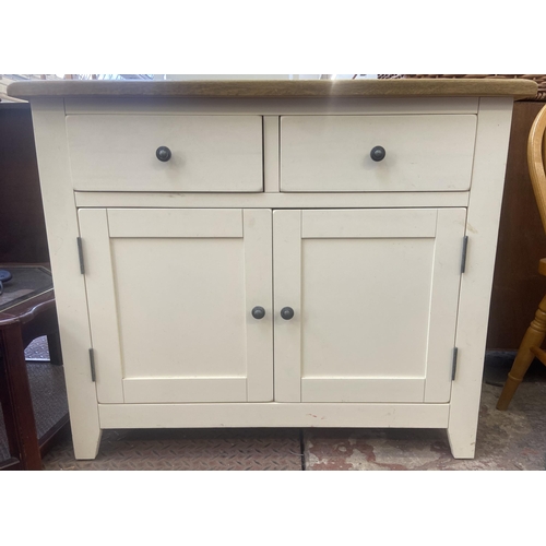 86 - A modern oak and white painted sideboard - approx. 84cm high x 100cm wide x 42cm deep