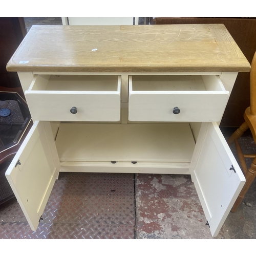 86 - A modern oak and white painted sideboard - approx. 84cm high x 100cm wide x 42cm deep