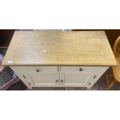 86 - A modern oak and white painted sideboard - approx. 84cm high x 100cm wide x 42cm deep