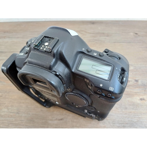 559 - A Canon EOS-1D Mark II 8mp professional DSLR camera body fitted with Really Right Stuff L-plate