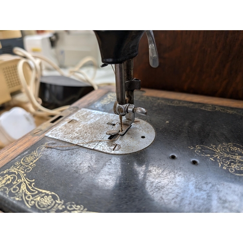 754 - A cased 1935 Singer 99K hand crank sewing machine